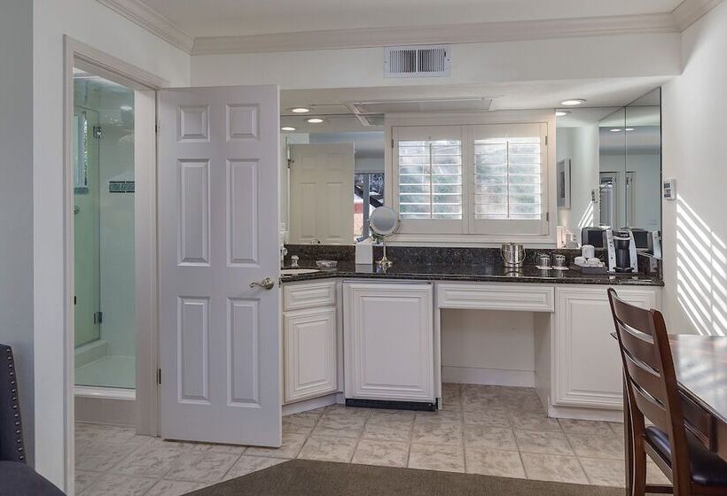 Отель Saratoga Oaks Lodge