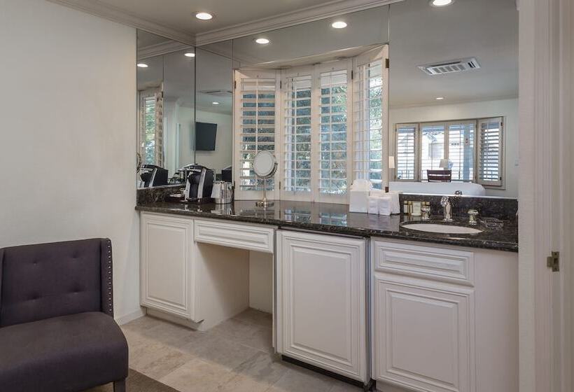 Отель Saratoga Oaks Lodge