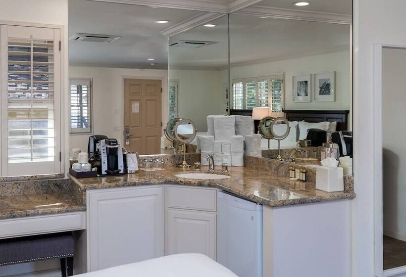 Отель Saratoga Oaks Lodge