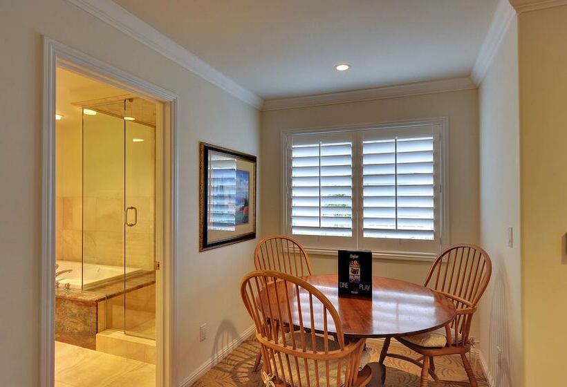 Отель Saratoga Oaks Lodge