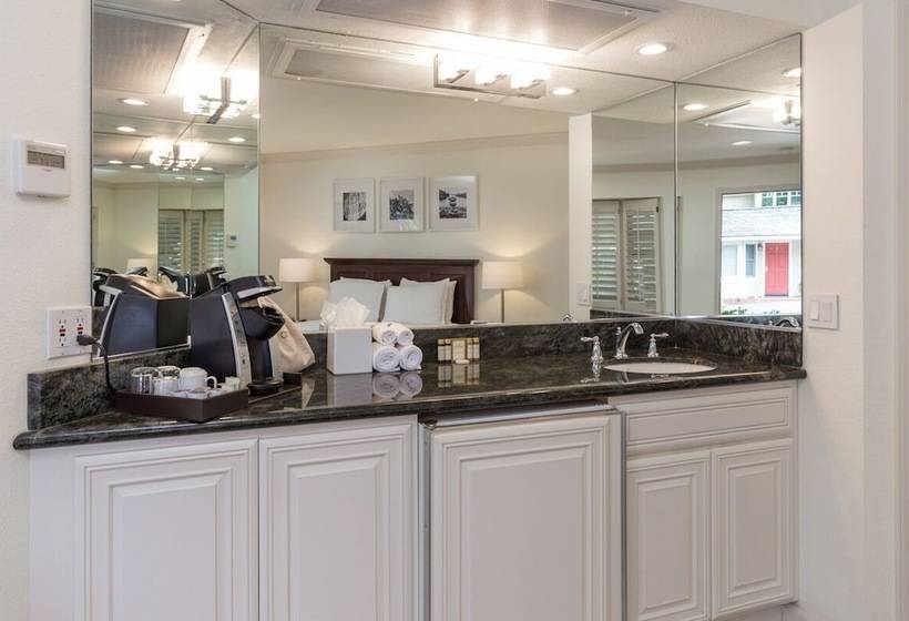 Отель Saratoga Oaks Lodge