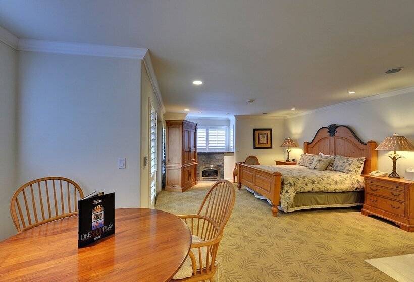 Отель Saratoga Oaks Lodge