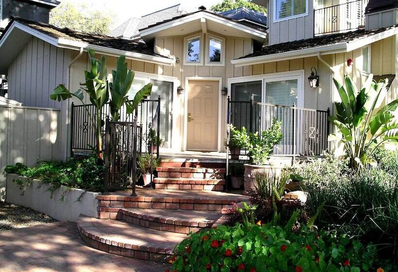 Отель Saratoga Oaks Lodge