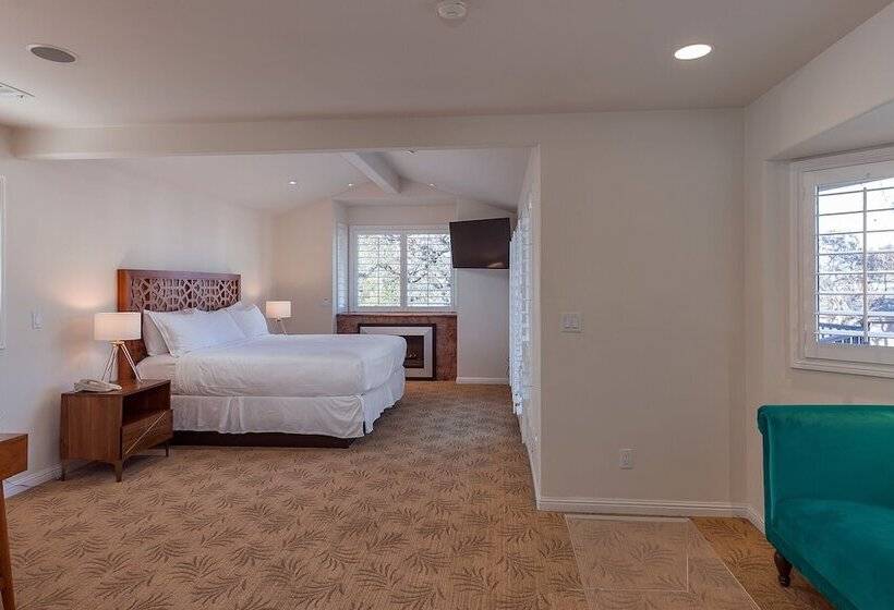 Отель Saratoga Oaks Lodge