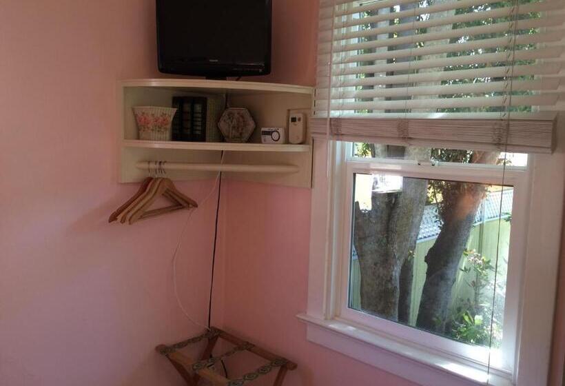 فندق Secret Garden Inn & Cottages