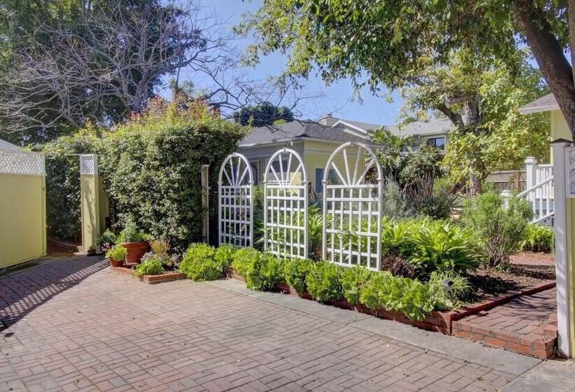 فندق Secret Garden Inn & Cottages