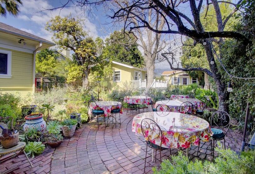 فندق Secret Garden Inn & Cottages