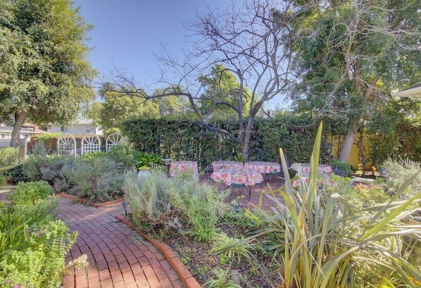 فندق Secret Garden Inn & Cottages