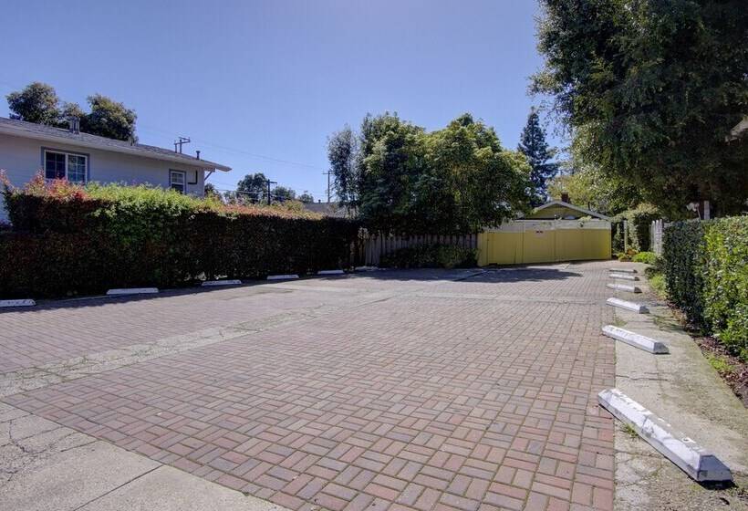 فندق Secret Garden Inn & Cottages