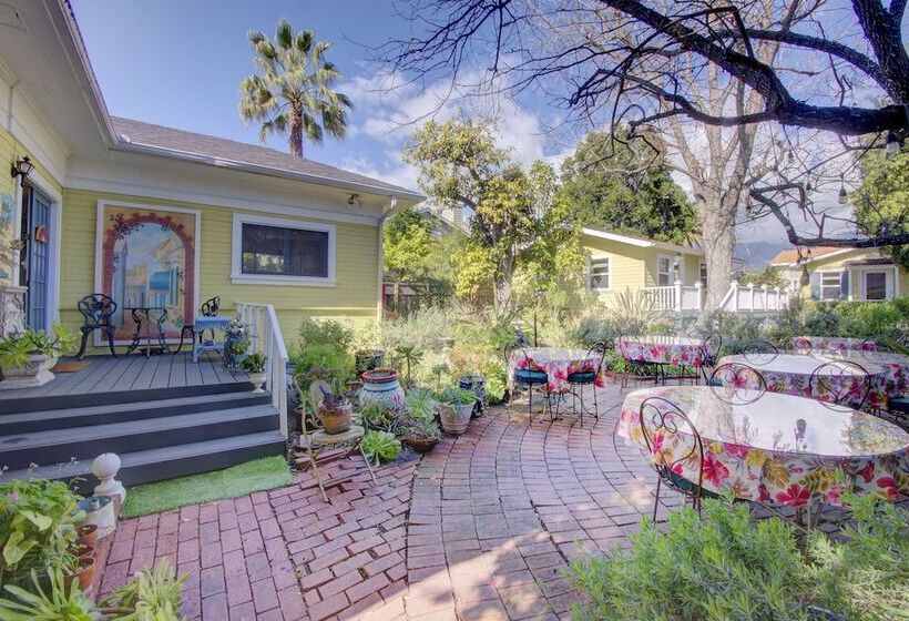 فندق Secret Garden Inn & Cottages