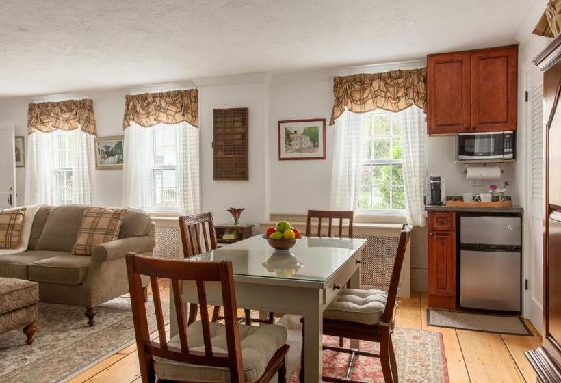 فندق Seven South Street Inn B & B