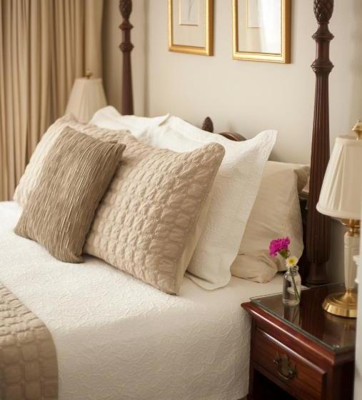 فندق Seven South Street Inn B & B