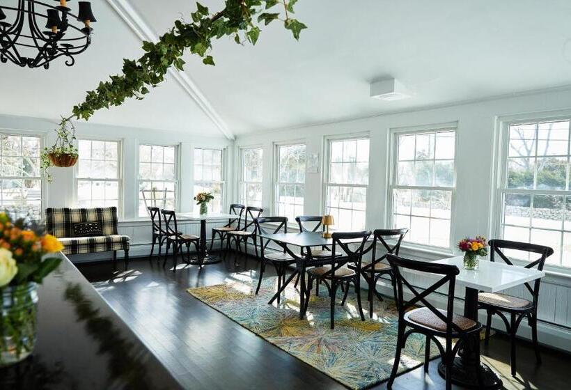 בית מלון כפרי Shelter Harbor Inn