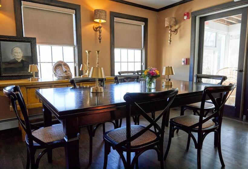 Отель Shelter Harbor Inn