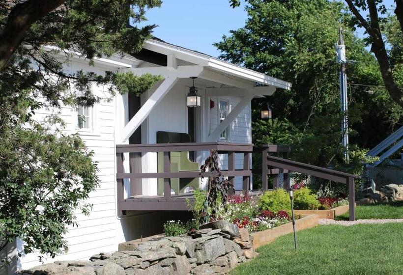 Отель Shelter Harbor Inn