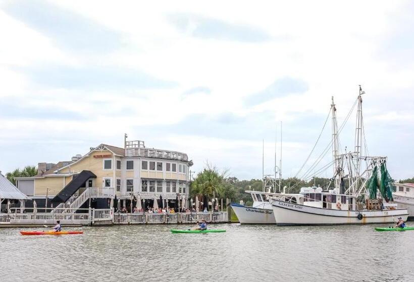ホテル Shem Creek Inn