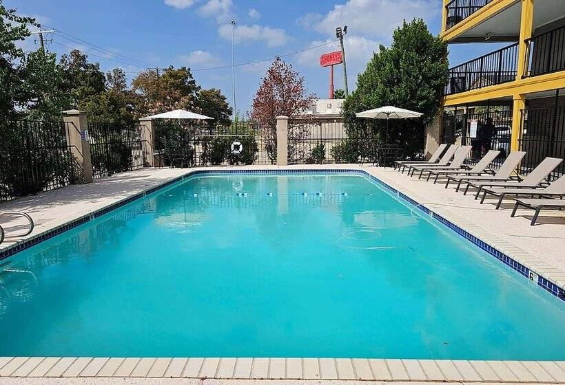 هتل Super 8 By Wyndham Metairie