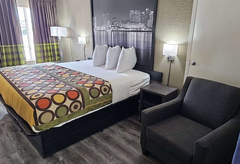 هتل Super 8 By Wyndham Metairie
