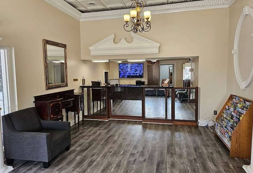 هتل Super 8 By Wyndham Metairie