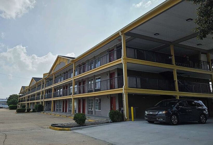 هتل Super 8 By Wyndham Metairie