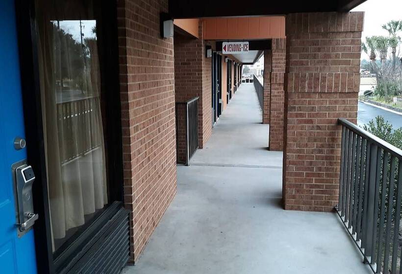 فندق Super Value Inn