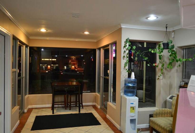 فندق على الطريق Economy Inn