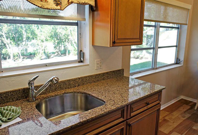 Shalimar Cottages And Motel