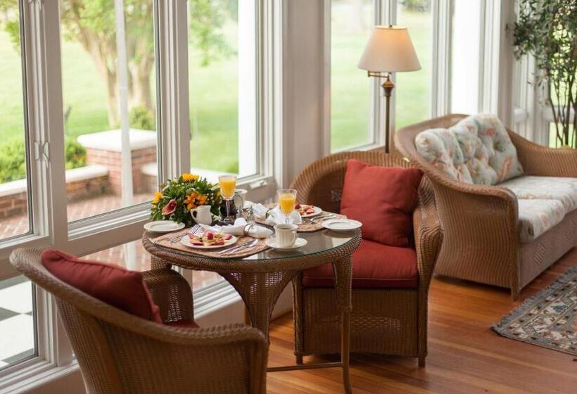 ベッドアンドブレックファースト Inn At Warner Hall