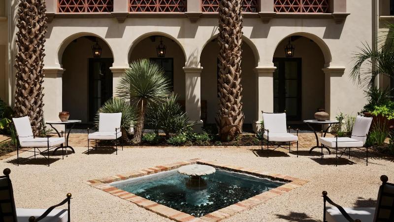 Отель Commodore Perry Estate, Auberge Resorts Collection