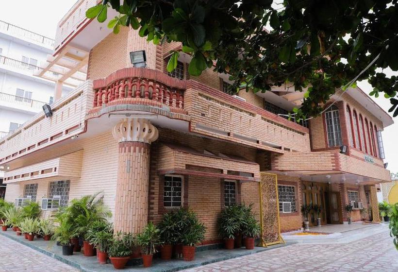 Отель Oyo 66066 Grand Nanki Palace