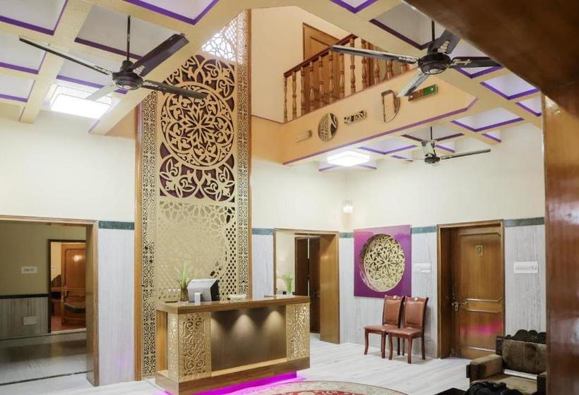 Отель Oyo 66066 Grand Nanki Palace