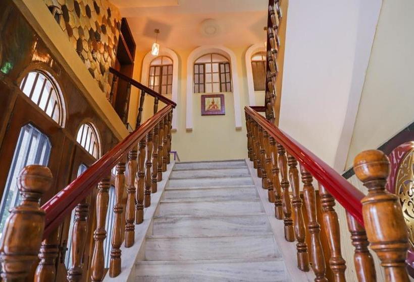 Отель Oyo 66066 Grand Nanki Palace