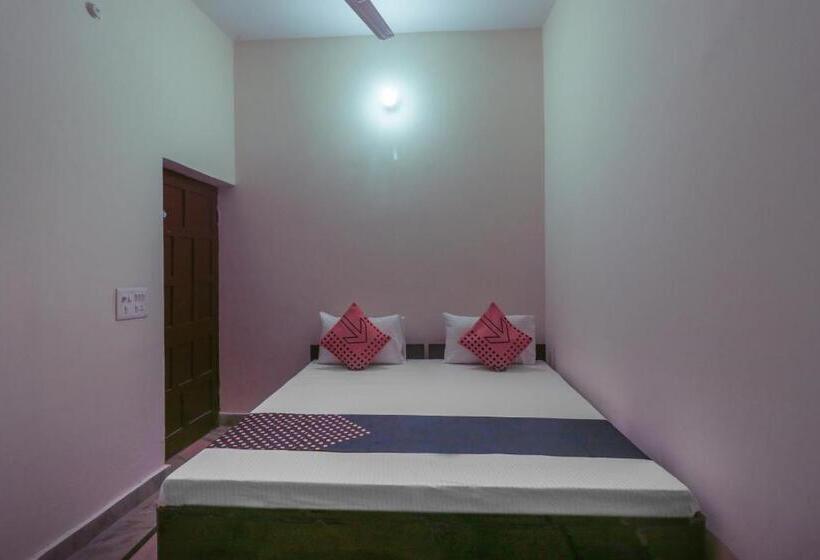 Отель Spot On The Greenwoods Retreat