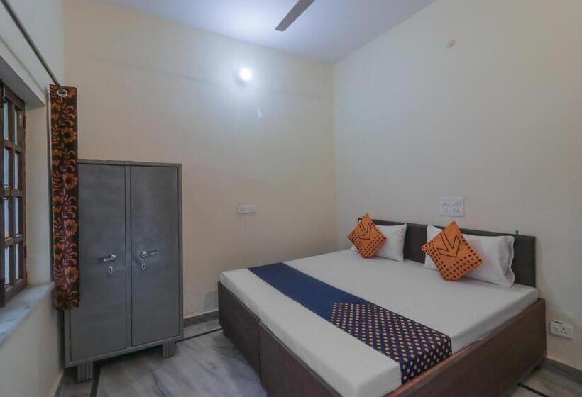 Отель Spot On The Greenwoods Retreat