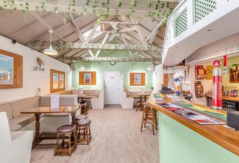 리조트 Andrewshayes Orchard Retreat