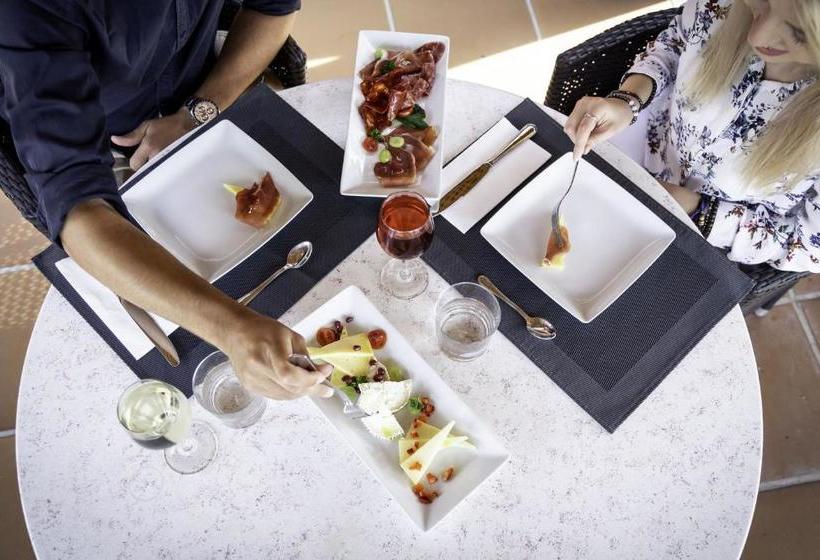 Отель Blau Punta Reina Junior Suites