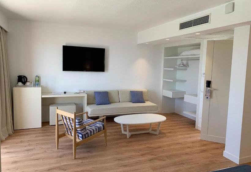 Отель Blau Punta Reina Junior Suites