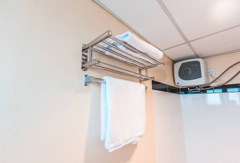 ホテル The Habitat By Oyo Rooms