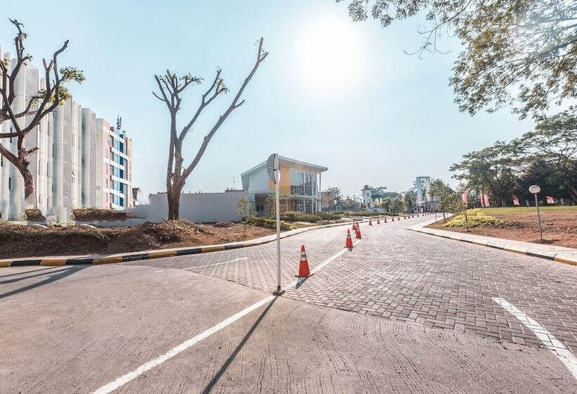 ホテル The Habitat By Oyo Rooms