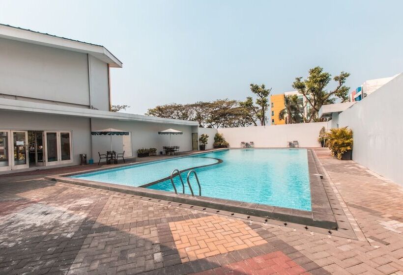 ホテル The Habitat By Oyo Rooms