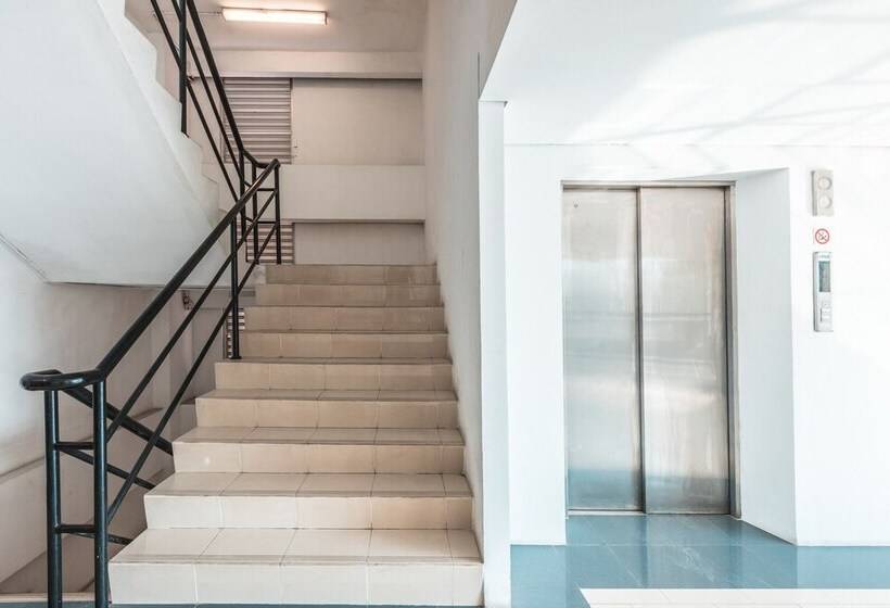 ホテル The Habitat By Oyo Rooms