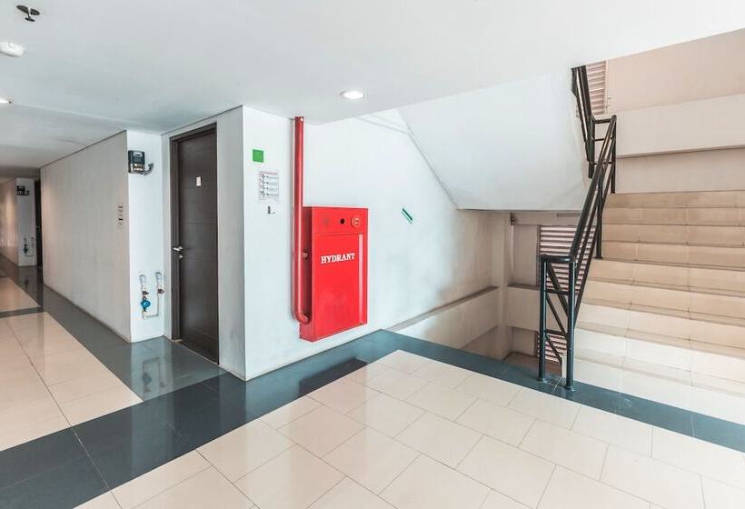 ホテル The Habitat By Oyo Rooms