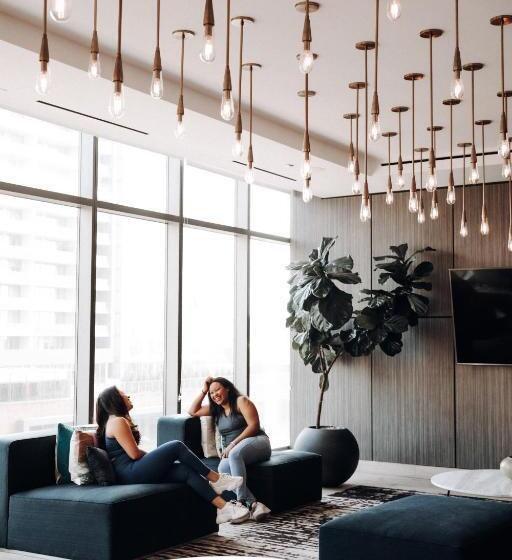 Level Chicago  Old Town