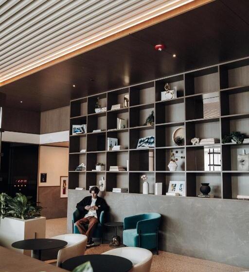 Level Chicago  Old Town