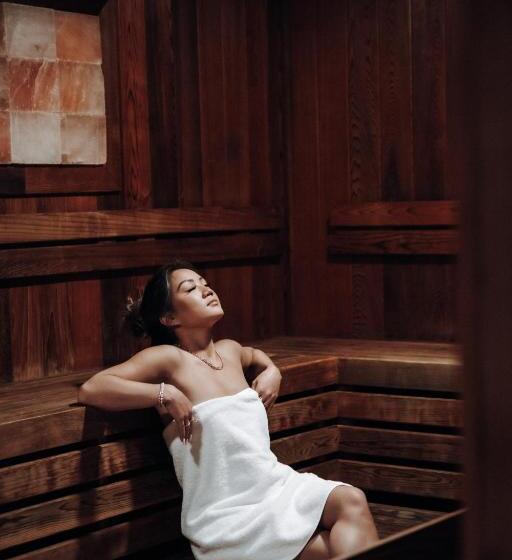 Level Chicago  Old Town