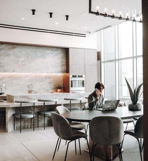 Level Chicago  Old Town