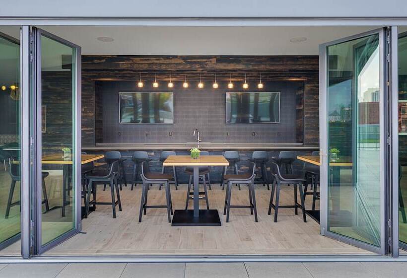 Level Chicago  Old Town