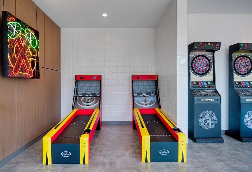 Level Chicago  Old Town