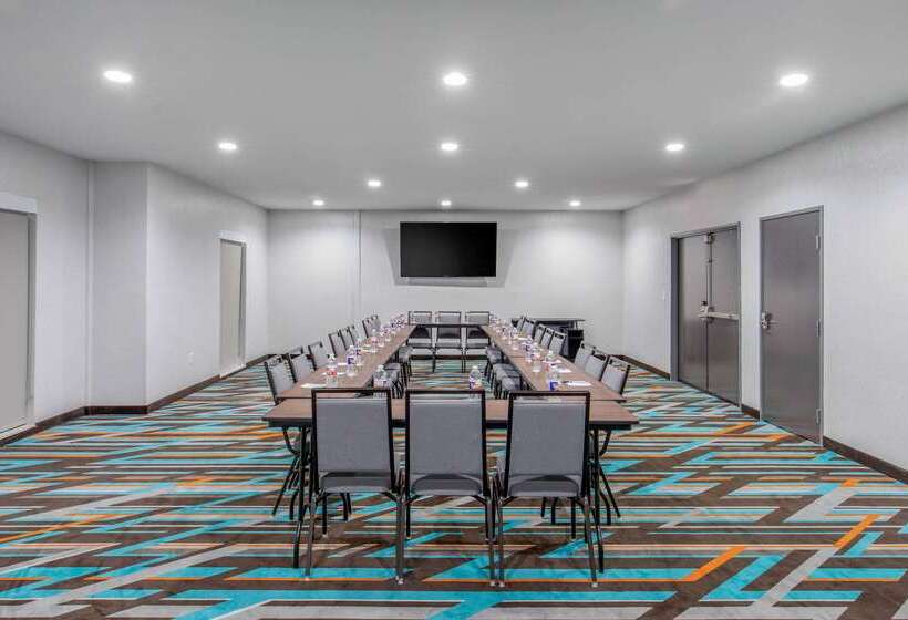 ホテル Clarion Inn & Suites Dfw North