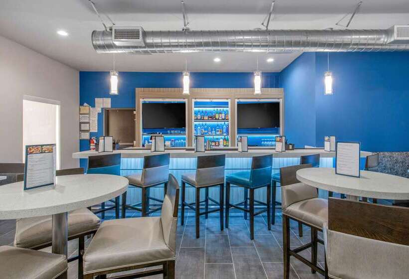 ホテル Clarion Inn & Suites Dfw North